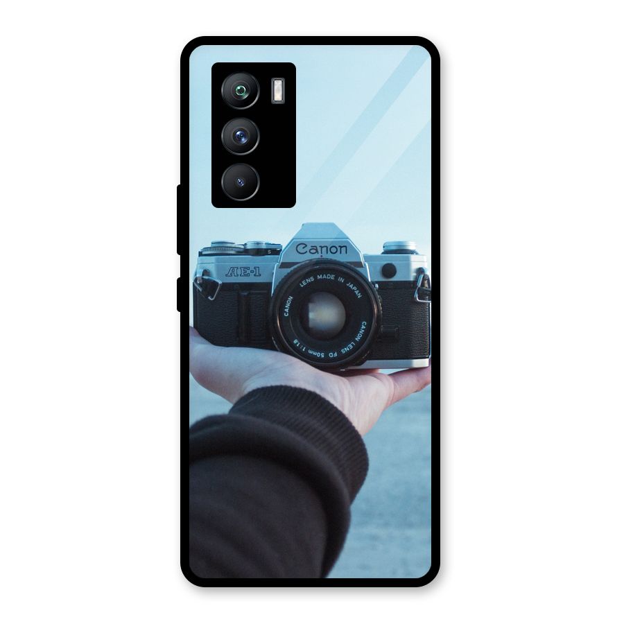 Camera in Hand Glass Back Case for Vivo iQOO 9 SE