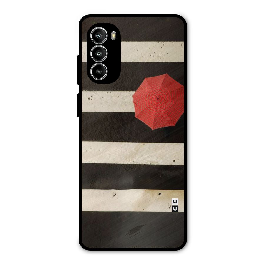 Single Red Umbrella Stripes Metal Back Case for Moto G52